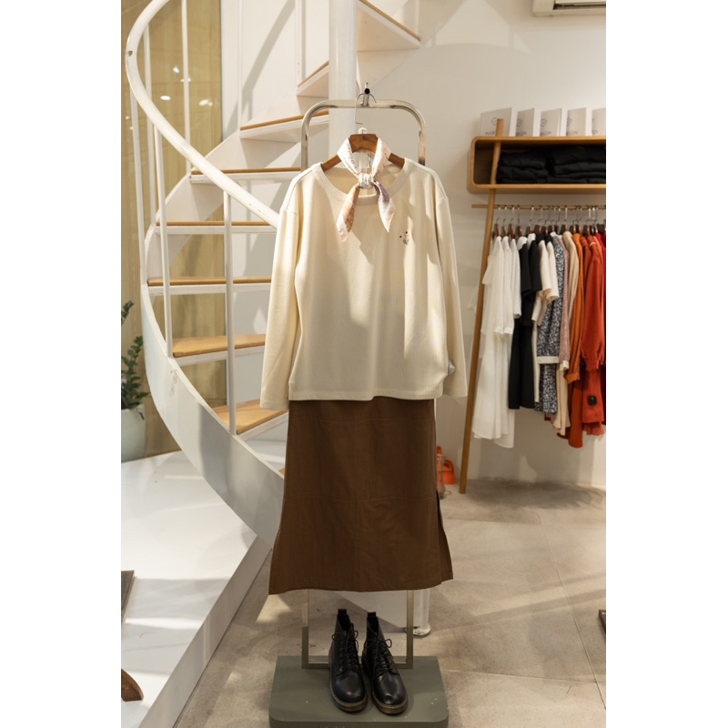 Áo sweater dài tay kem thêu daisy MADELEN