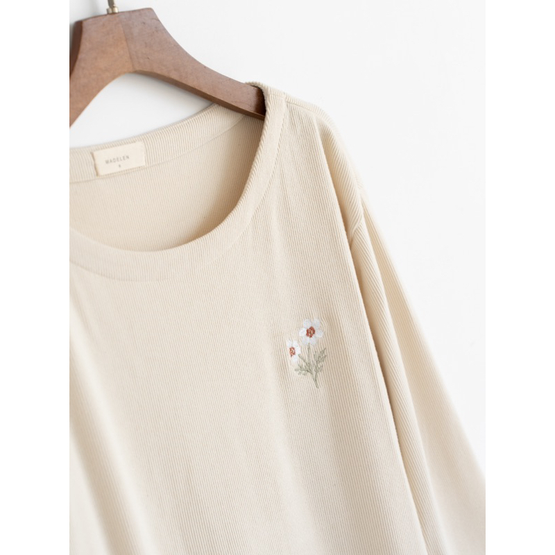 Áo sweater dài tay kem thêu daisy MADELEN
