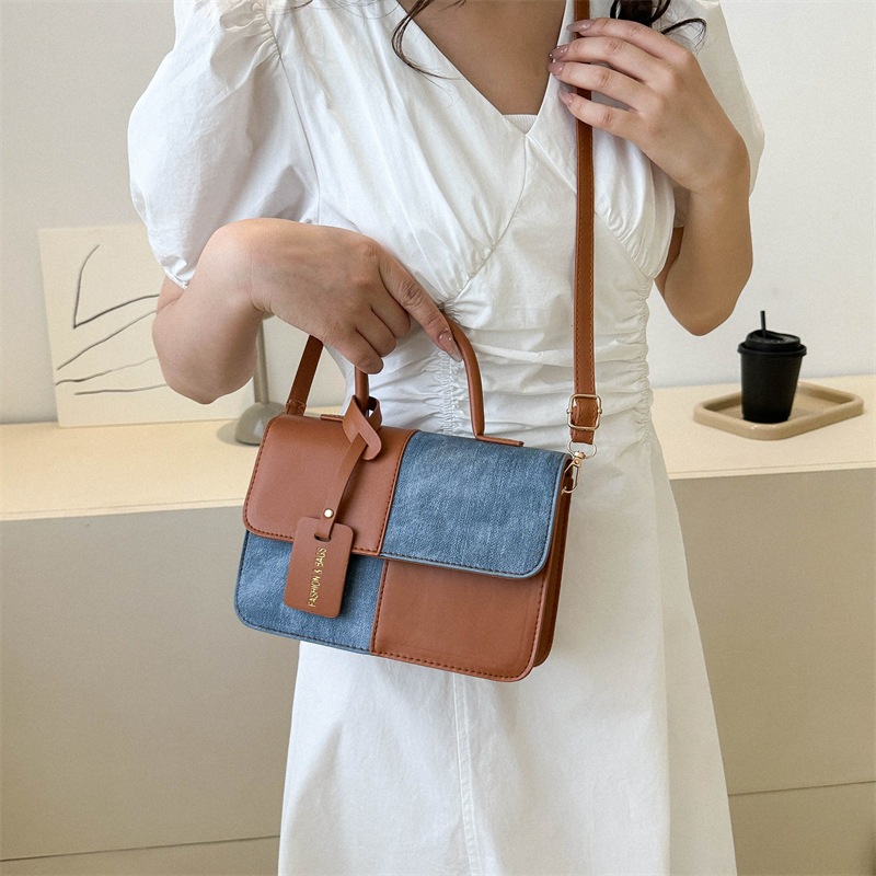 Túi đeo chéo hình hộp thiết kế màu tương phản mới 2023 cho nữ size 21x15x7cm PT15