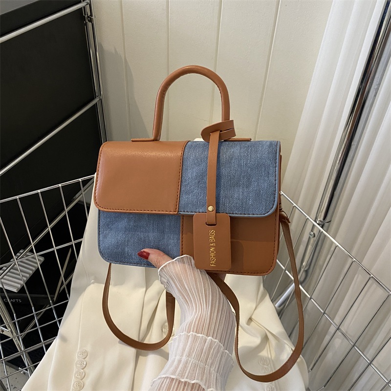 Túi đeo chéo hình hộp thiết kế màu tương phản mới 2023 cho nữ size 21x15x7cm PT15