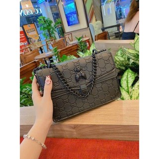 Túi con ong xinh xắn full đen vân chìm