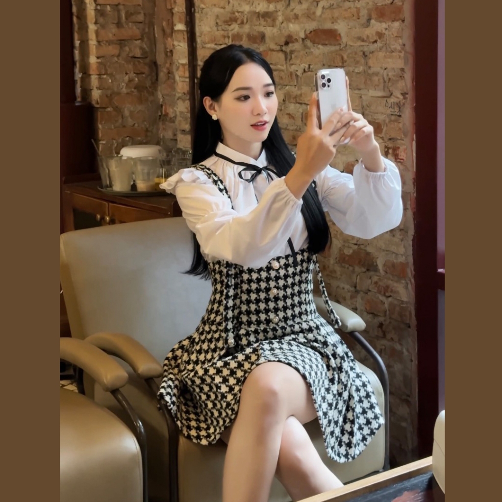 Set dạ váy yếm và áo sơ mi tay bèo nơ cổ cách điệu