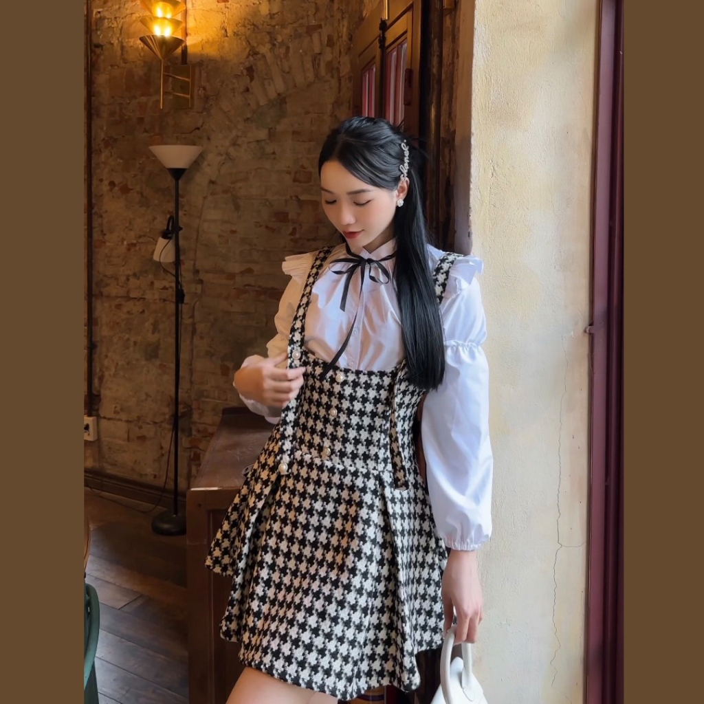 Set dạ váy yếm và áo sơ mi tay bèo nơ cổ cách điệu