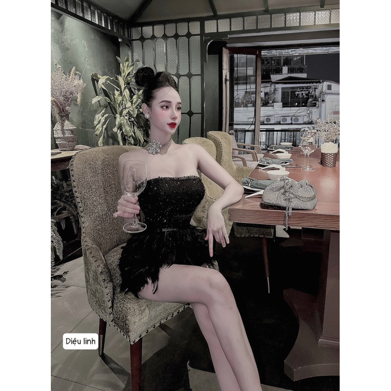 Váy body quây ngọc phối chân lông vũ sang chảnh