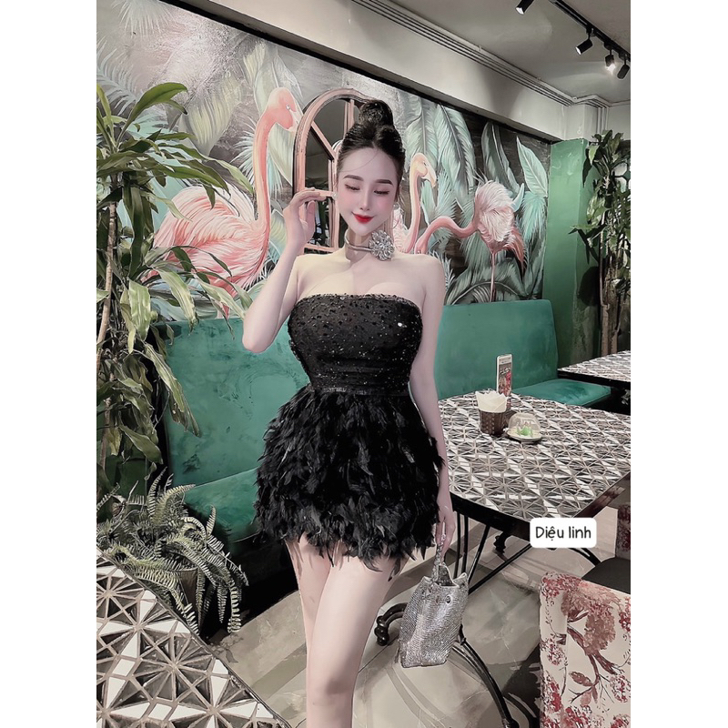 Váy body quây ngọc phối chân lông vũ sang chảnh