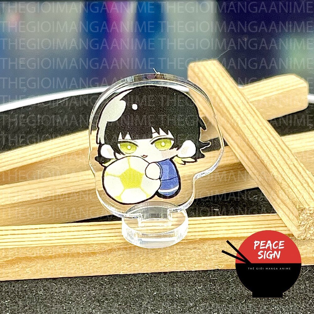 Mô hình standee BLUE LOCK ver LÙN ÔM BÓNG mica chibi arcylic anime Tiền Đạo Số 1 trưng bày xinh xắn