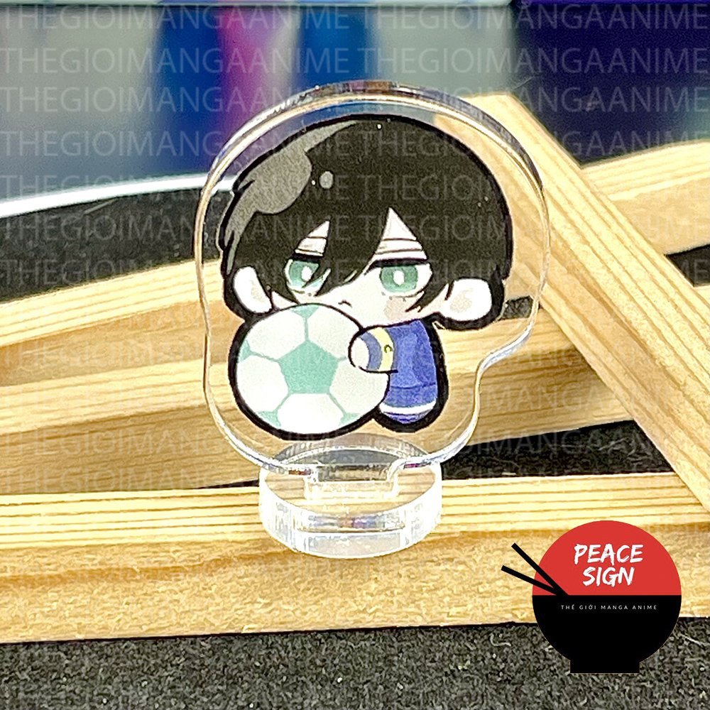 Mô hình standee BLUE LOCK ver LÙN ÔM BÓNG mica chibi arcylic anime Tiền Đạo Số 1 trưng bày xinh xắn
