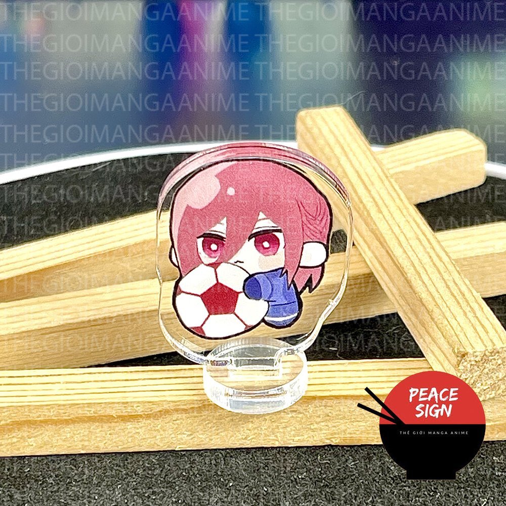 Mô hình standee BLUE LOCK ver LÙN ÔM BÓNG mica chibi arcylic anime Tiền Đạo Số 1 trưng bày xinh xắn