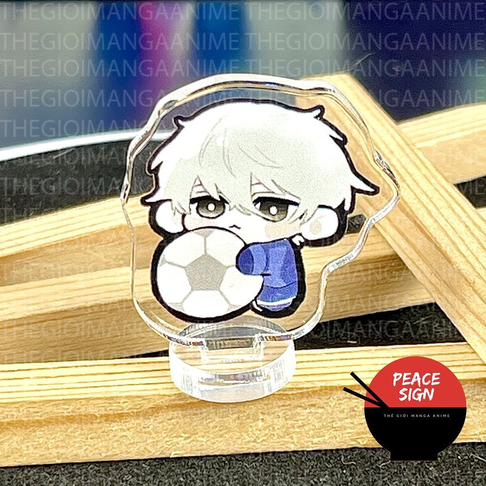 Mô hình standee BLUE LOCK ver LÙN ÔM BÓNG mica chibi arcylic anime Tiền Đạo Số 1 trưng bày xinh xắn