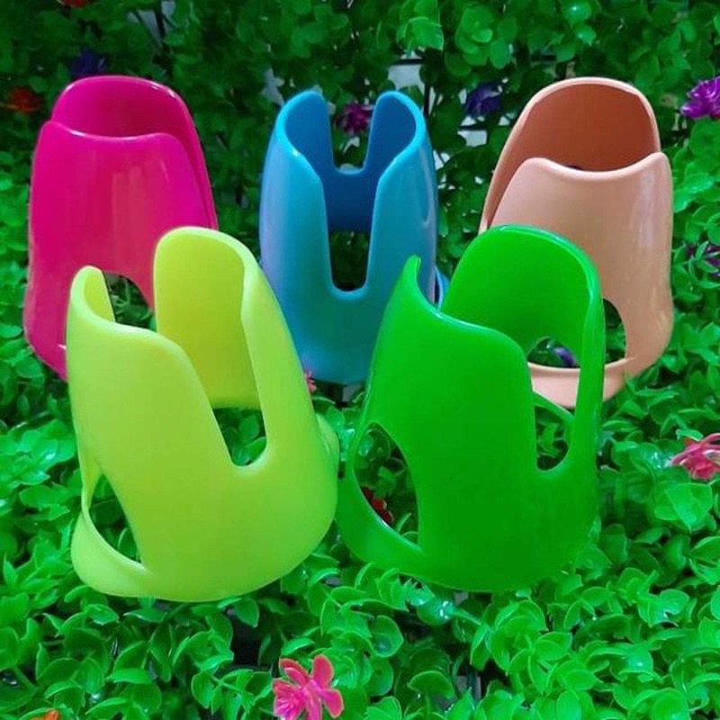 Đế nước nhựa hamster - chân đế giữ bình nước cho hamter