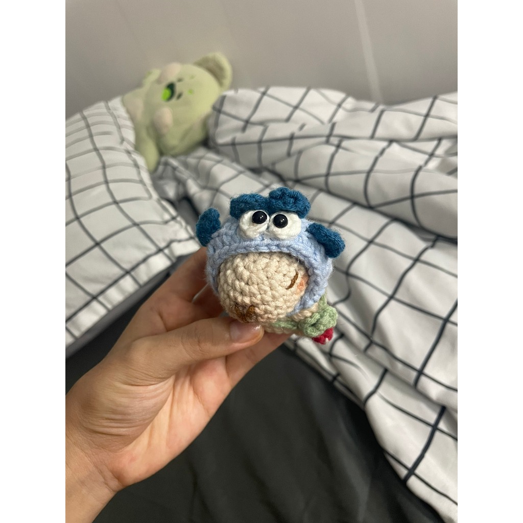 Móc khóa capypara đội mũ đi học kèm túi trái cây