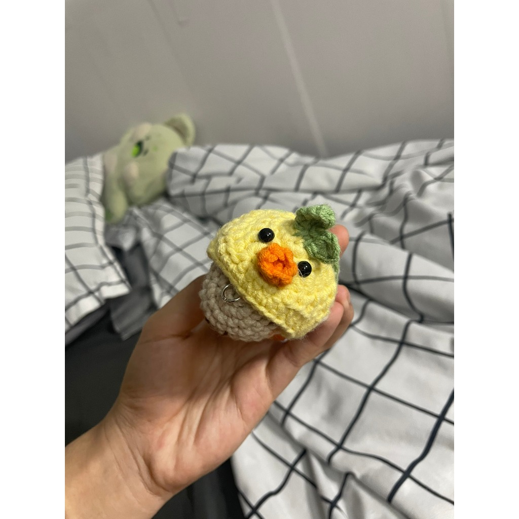 Móc khóa capypara đội mũ đi học kèm túi trái cây