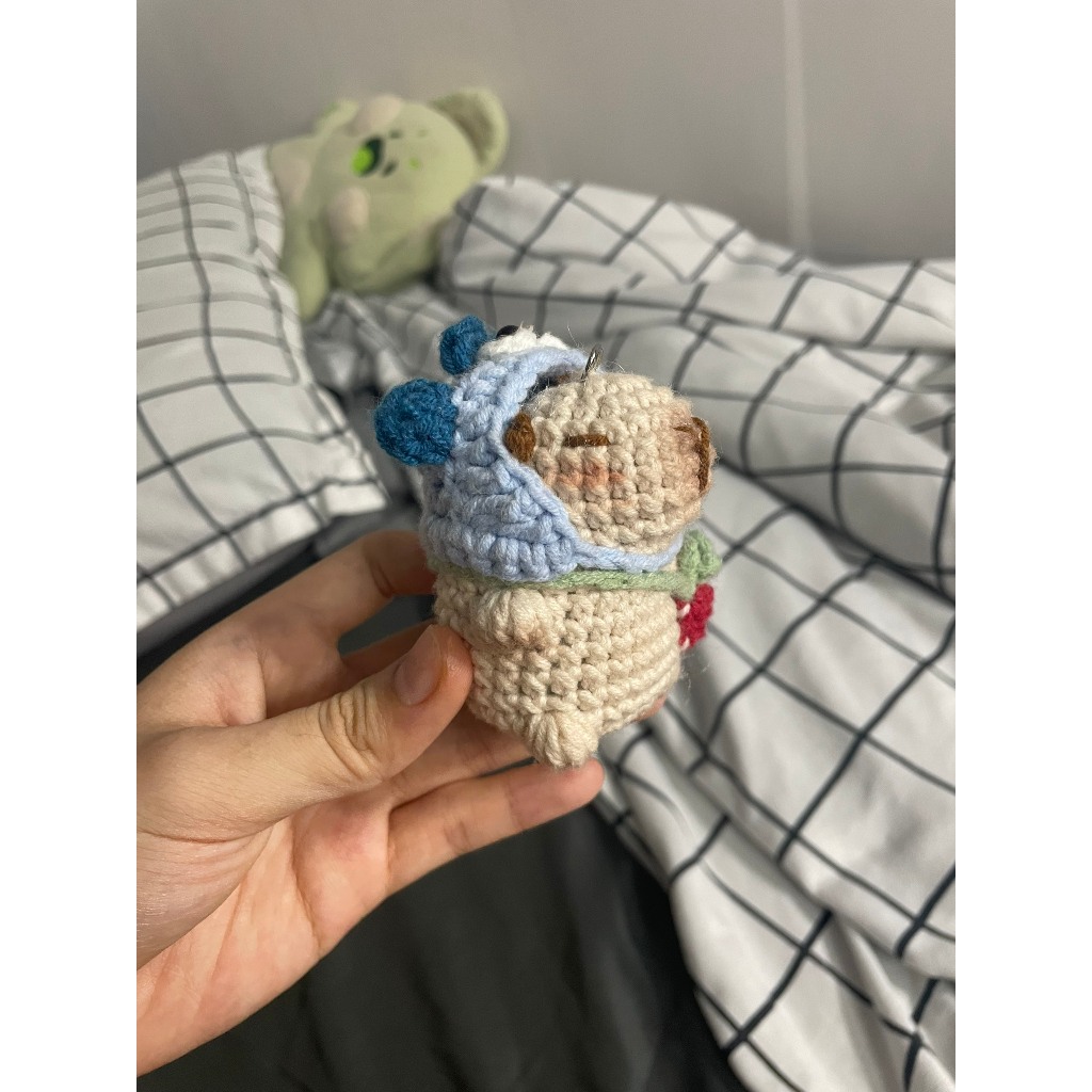 Móc khóa capypara đội mũ đi học kèm túi trái cây