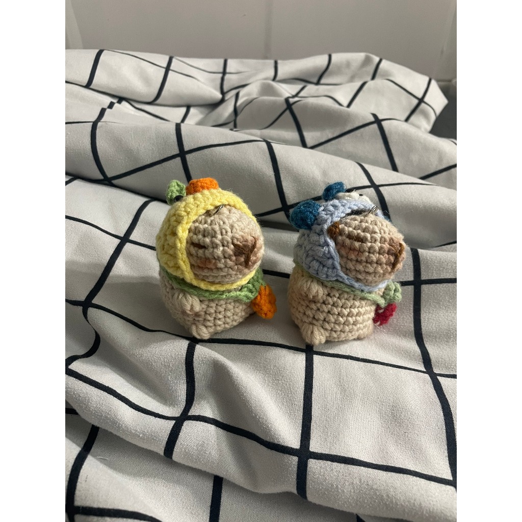 Móc khóa capypara đội mũ đi học kèm túi trái cây