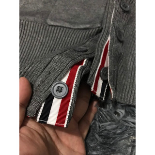 TB - ÁO KHOÁC LEN NAM NỮ CARDIGAN CASHMERE THOM BROWN XÁM 4 SỌC TRẮNG, ĐỦ TAGS, CỜ SAU GÁY, MENSWEAR WOMENSWEAR CARDIGAN