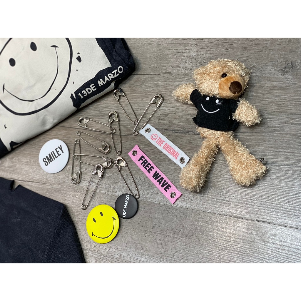 Áo hoodie 13de marzo rách gim băng gấu bông sticker