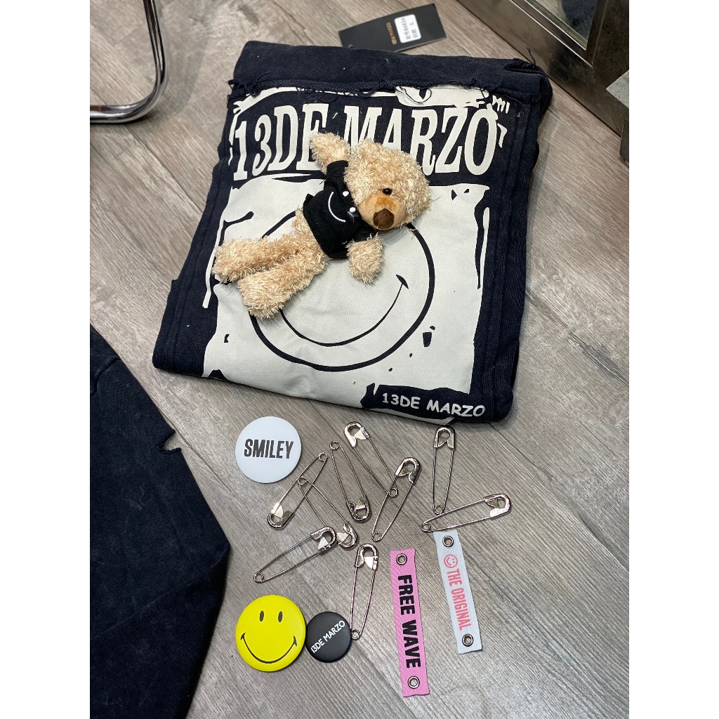 Áo hoodie 13de marzo rách gim băng gấu bông sticker