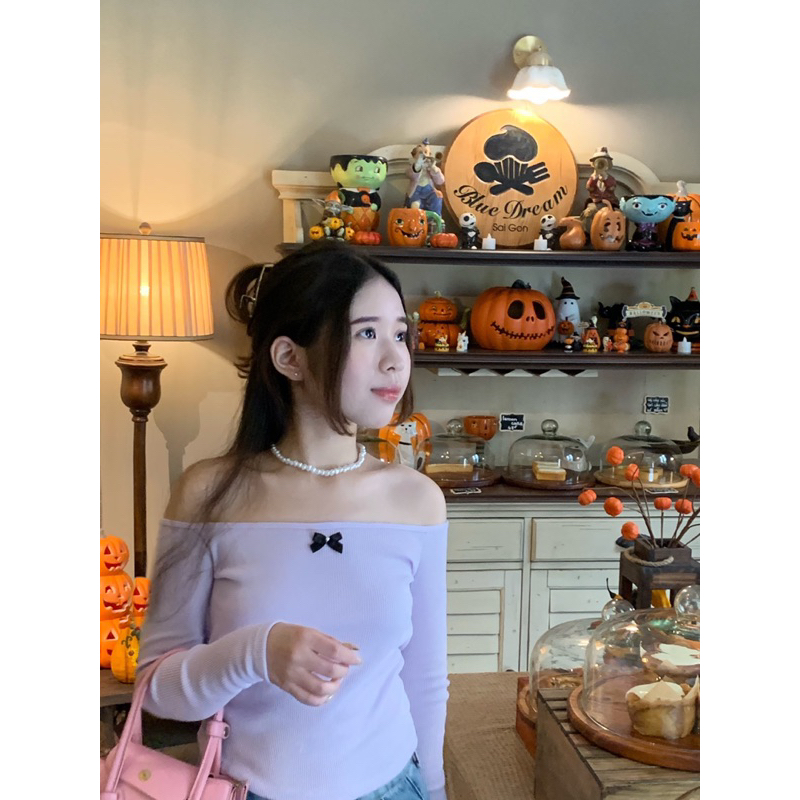 Emlaine.sg Áo tím pastel trắng da tay dài hở lưng trái tim
