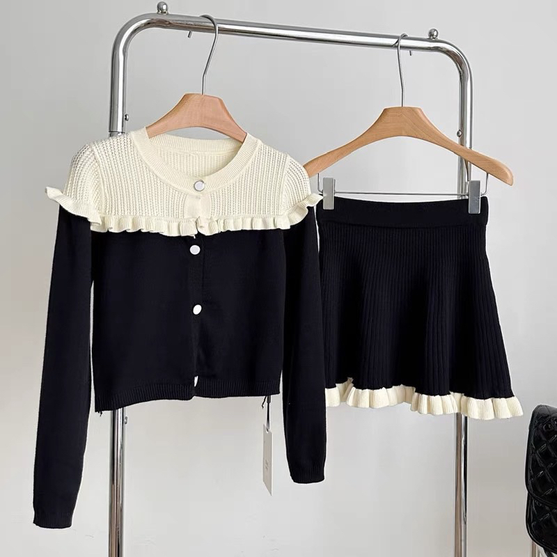 Set Áo Len Tay Dài Phối Cổ Ren Trắng Kèm Chân Váy - Hàng Có Sẵn