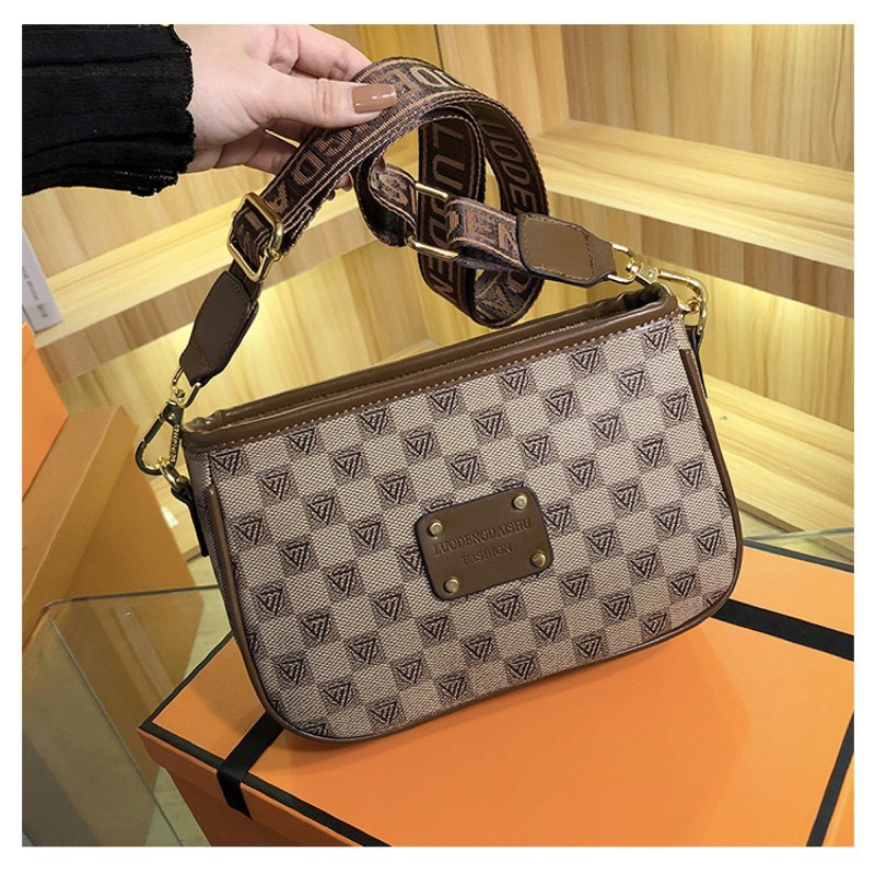 Túi đeo chéo vân ô dây dù hoạ tiết mác da mẫu mới