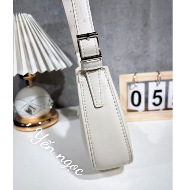 Túi xách dáng bầu khoá tam giác