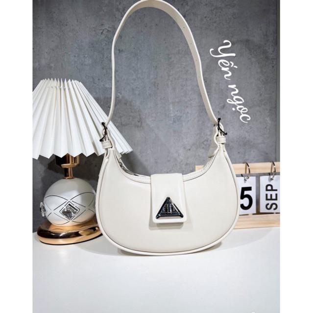 Túi xách dáng bầu khoá tam giác