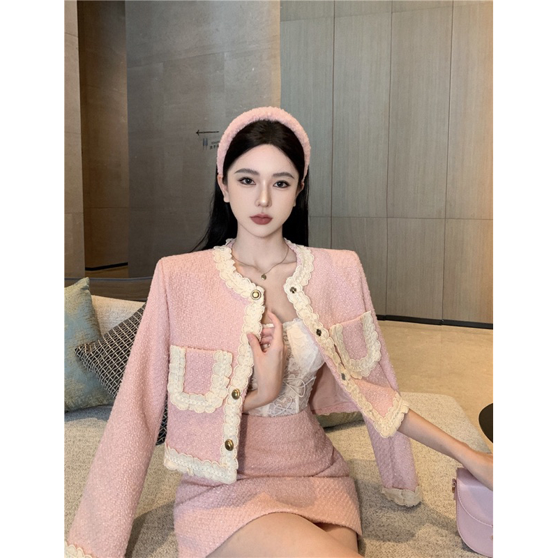 Set dạ tweed áo khoác dáng ngắn phối viền ren bèo, 2 túi vuông, kèm chân váy chữ A