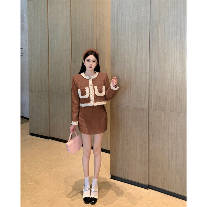 Set dạ tweed áo khoác dáng ngắn phối viền ren bèo, 2 túi vuông, kèm chân váy chữ A