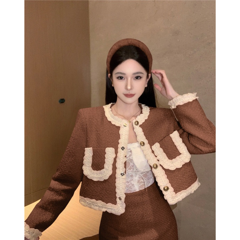 Set dạ tweed áo khoác dáng ngắn phối viền ren bèo, 2 túi vuông, kèm chân váy chữ A