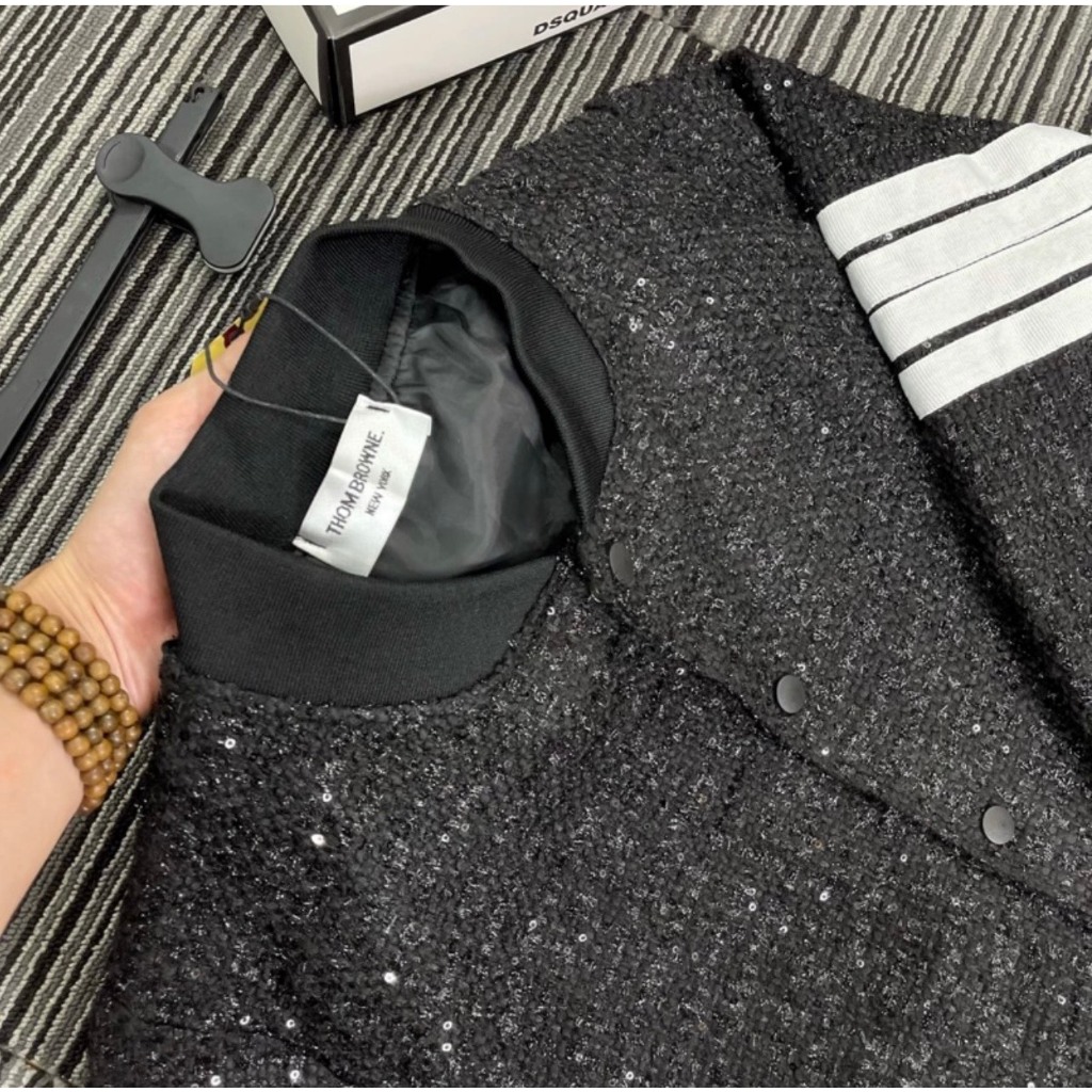 Áo Khoác Bomber Nam Nữ Vải Dạ Đan Kim Tuyến Thêu 4 Sọc Trắng Ông Tay Logo Chữ Lót Gió Trong Siêu Hot Nam Nư