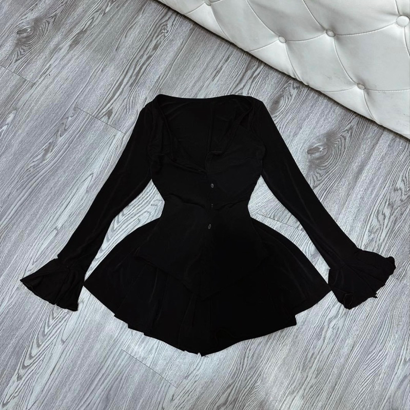 Sét áo đính nút tay loe kèm chân váy rũ có lót quần bảo hộ