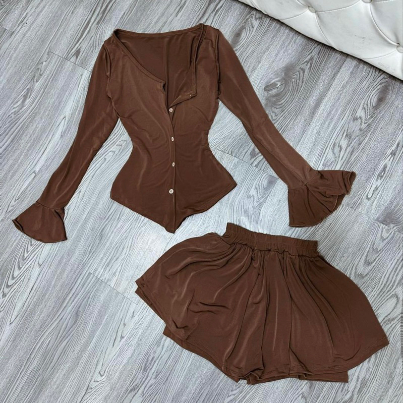 Sét áo đính nút tay loe kèm chân váy rũ có lót quần bảo hộ