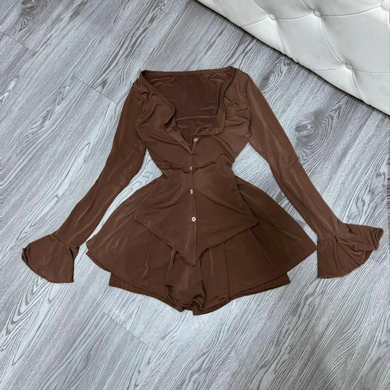 Sét áo đính nút tay loe kèm chân váy rũ có lót quần bảo hộ