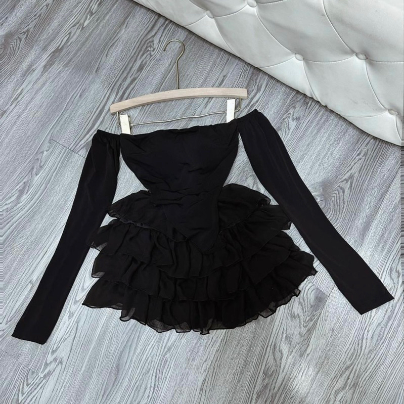 Sét áo trễ vai lệch tà tay dài kèm chân váy voan xếp tầng