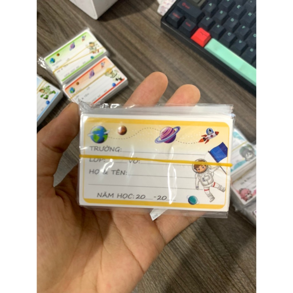 Nhãn vở cắt sẵn có keo dính