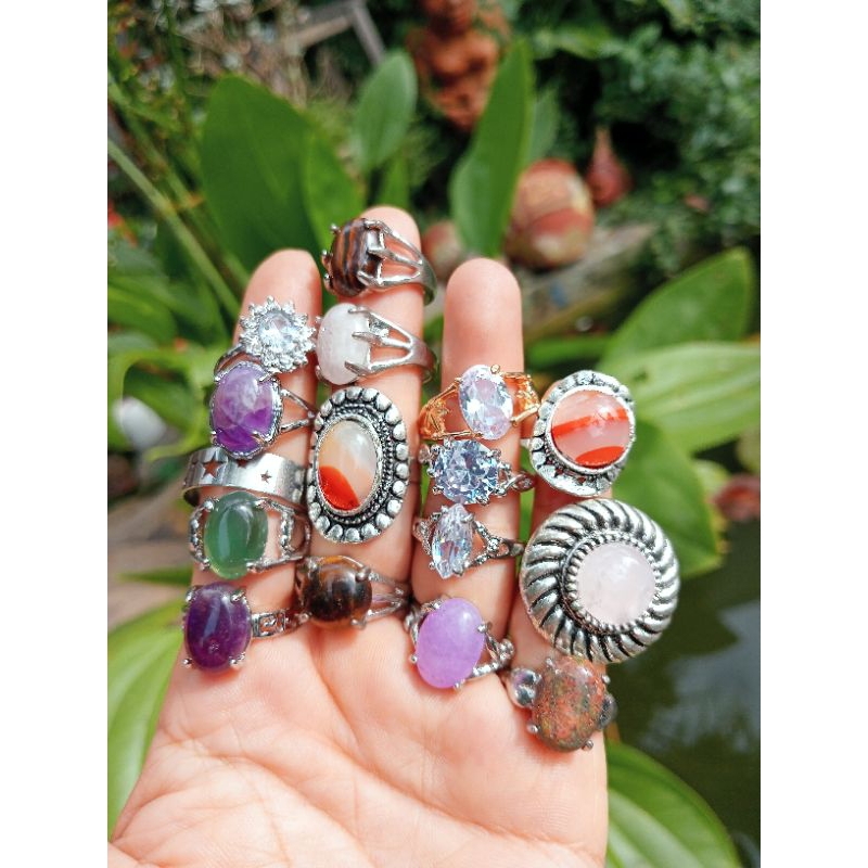 Nhẫn đá có cả tự nhiên và nhân tạo...vv