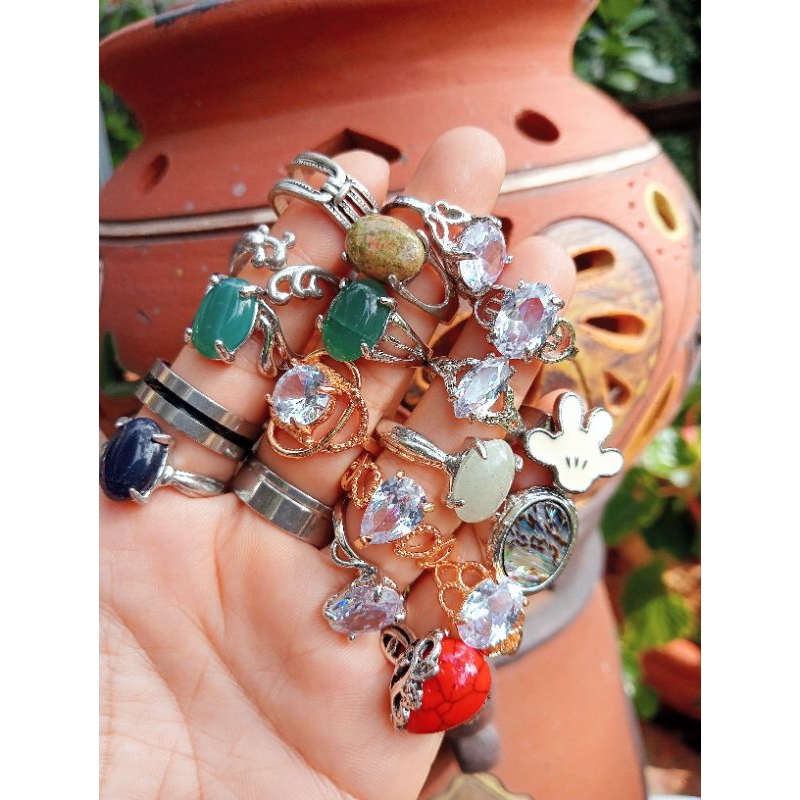 Nhẫn đá có cả tự nhiên và nhân tạo...vv