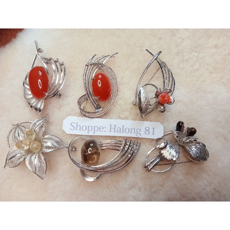 Cài áo đá thật, khung titan