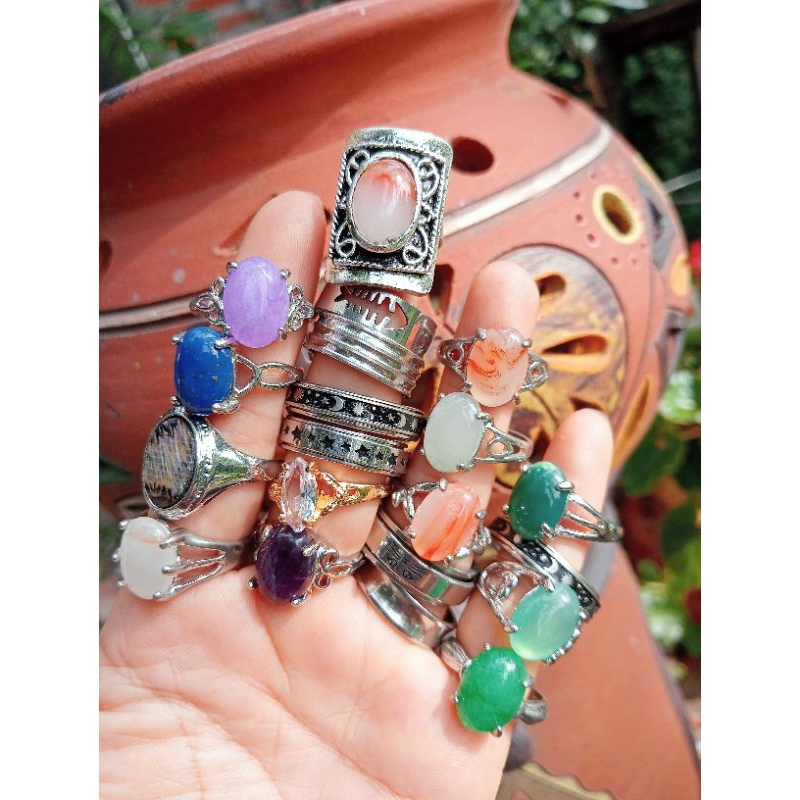 Nhẫn đá có cả tự nhiên và nhân tạo...vv