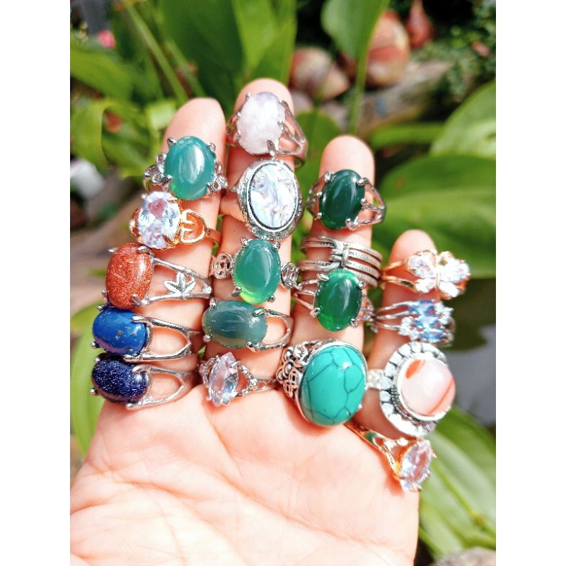 Nhẫn đá có cả tự nhiên và nhân tạo...vv