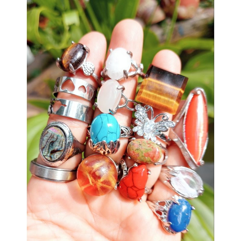 Nhẫn đá có cả tự nhiên và nhân tạo...vv