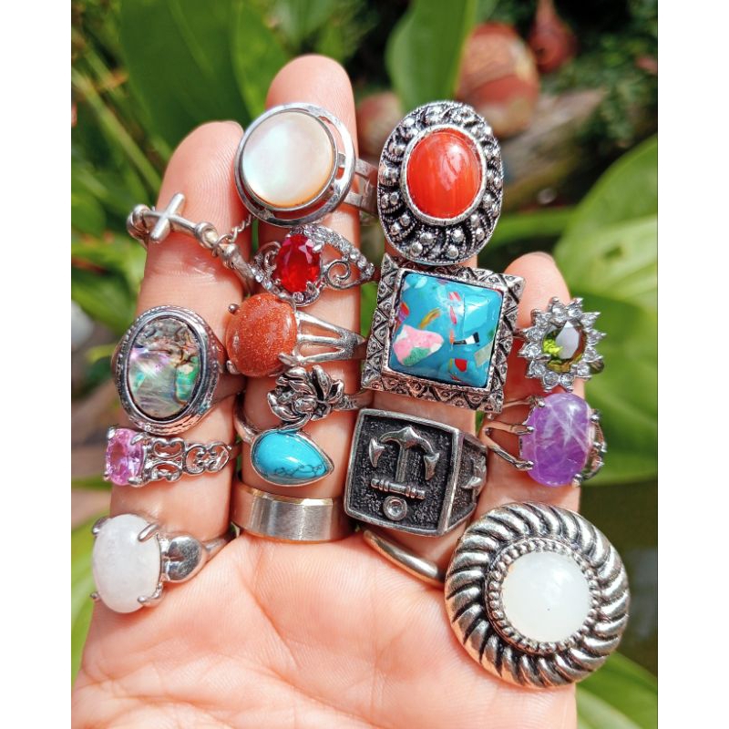 Nhẫn đá có cả tự nhiên và nhân tạo...vv