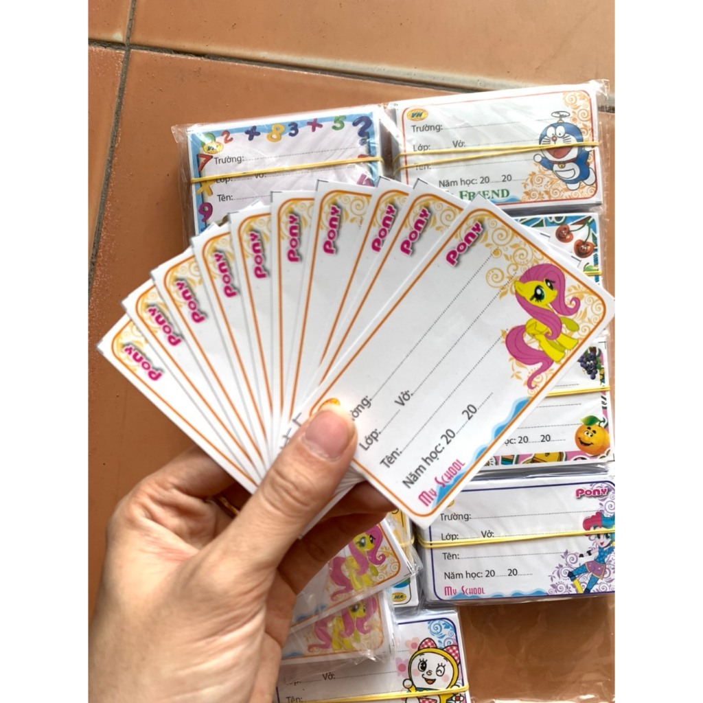 Nhãn vở cắt sẵn có keo dính