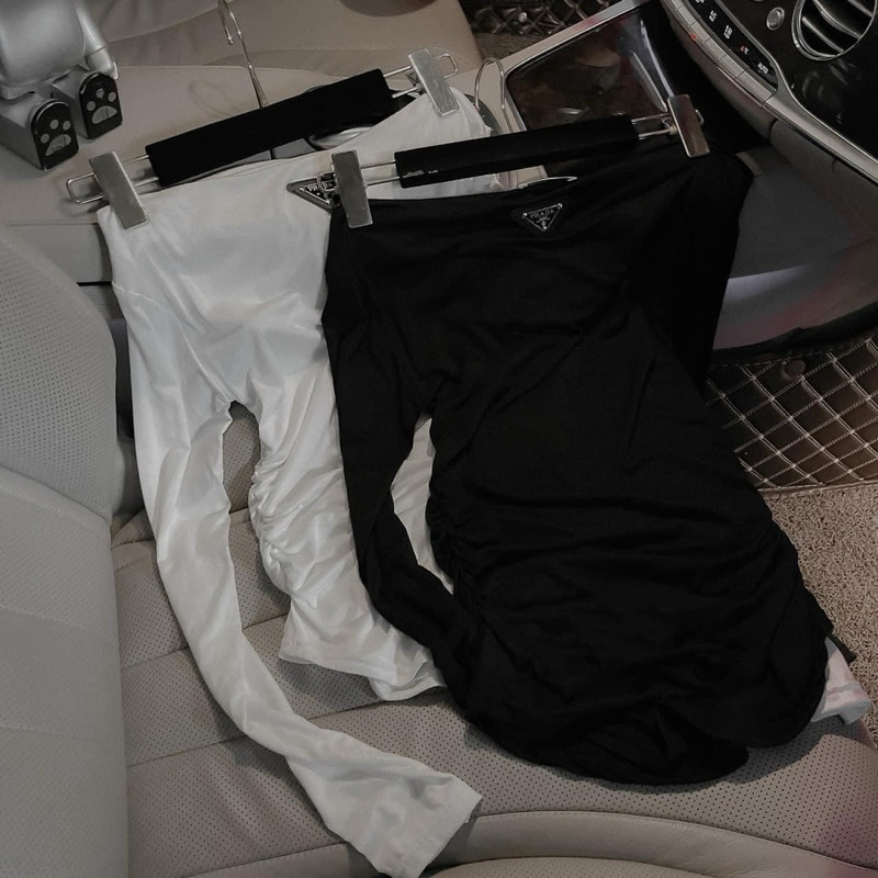 Áo Thun Trễ Vai Dài Tay Xỏ Ngón Nhún Eo Đính Tag Ngực Pra