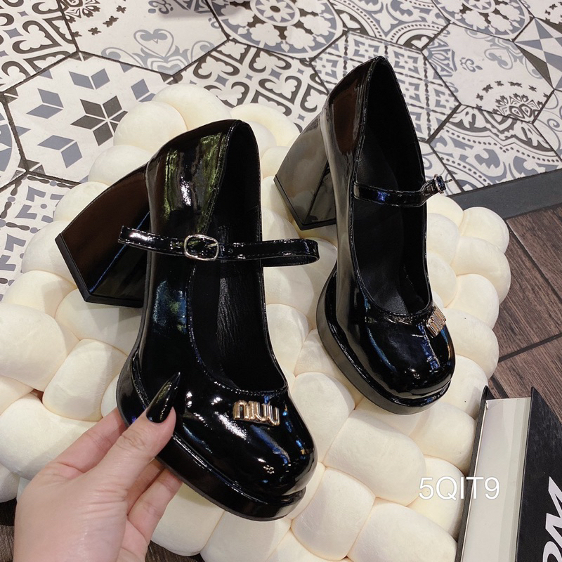 Giày Cao Gót Vuông Đế Đúp Da Bóng Khoá Miu Cực Sang