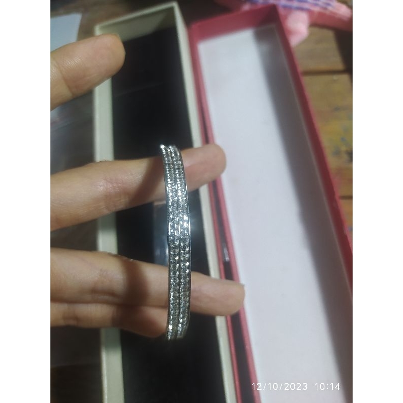 Vòng tay titan si Nhật