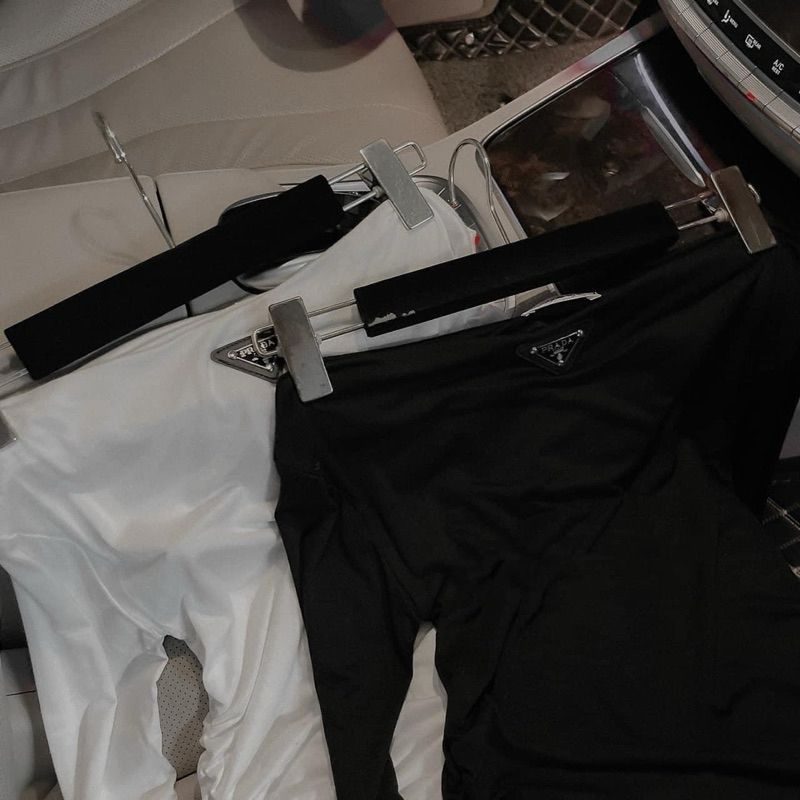 Áo Thun Trễ Vai Dài Tay Xỏ Ngón Nhún Eo Đính Tag Ngực Pra