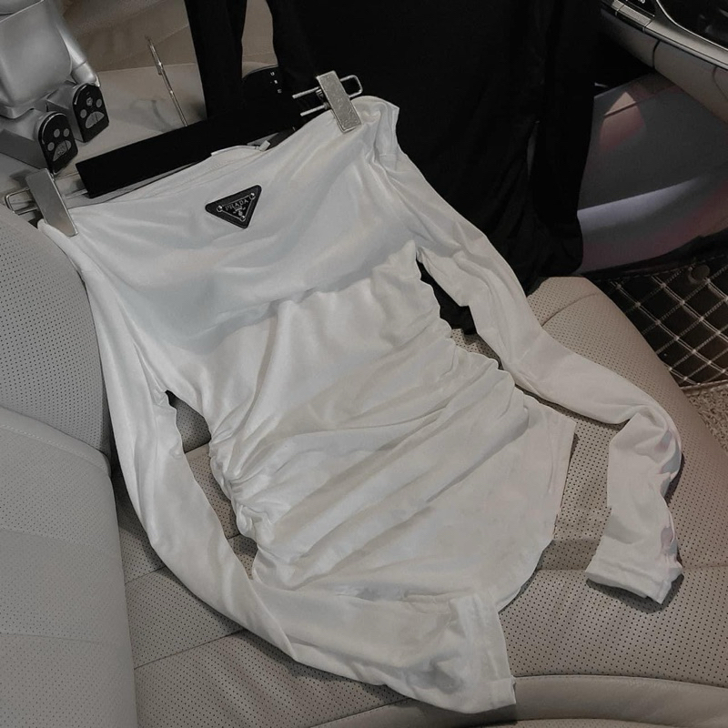 Áo Thun Trễ Vai Dài Tay Xỏ Ngón Nhún Eo Đính Tag Ngực Pra