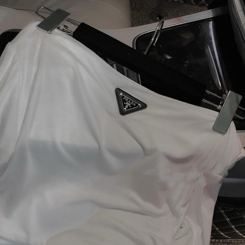 Áo Thun Trễ Vai Dài Tay Xỏ Ngón Nhún Eo Đính Tag Ngực Pra