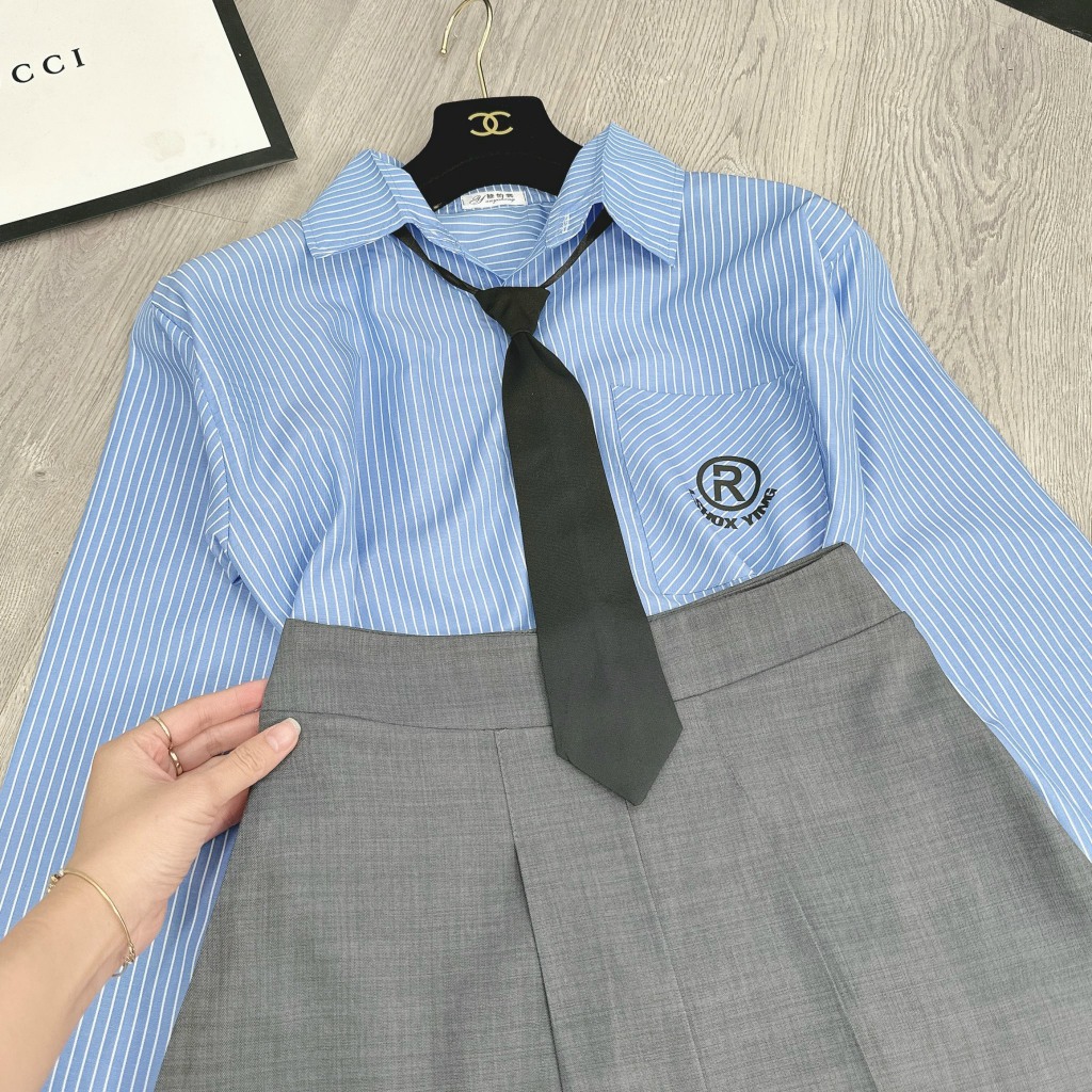 SET SƠ MI XANH KẺ THÊU LOGO NGỰC MIX CHÂN VÁY XÒE XÁM PHỐI CÀ VẠT ĐEN